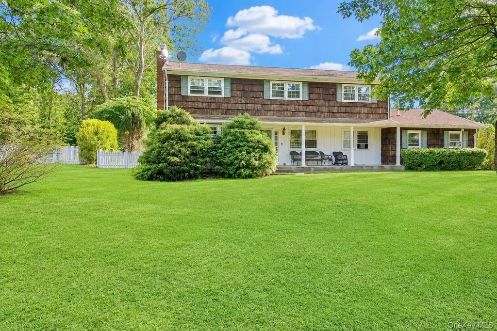 12 Princeton Drive, Dix Hills