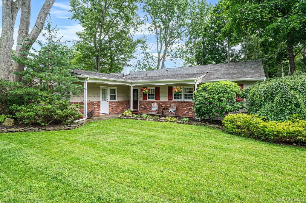 44 Winslow Lane, Smithtown