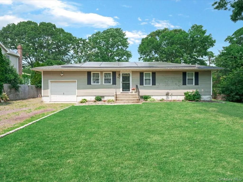 269 Carleton Drive E, Shirley