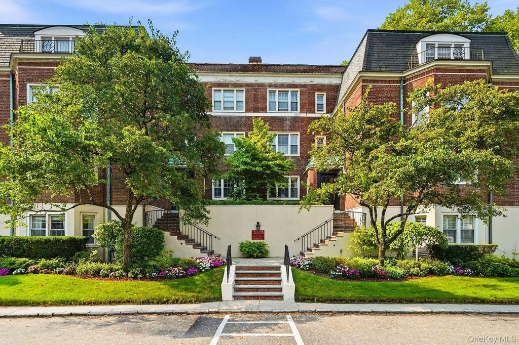 7 Chateaux Circle # 7x, Scarsdale