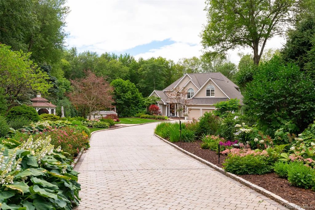 8 Glen Brook Court, Wappingers Falls