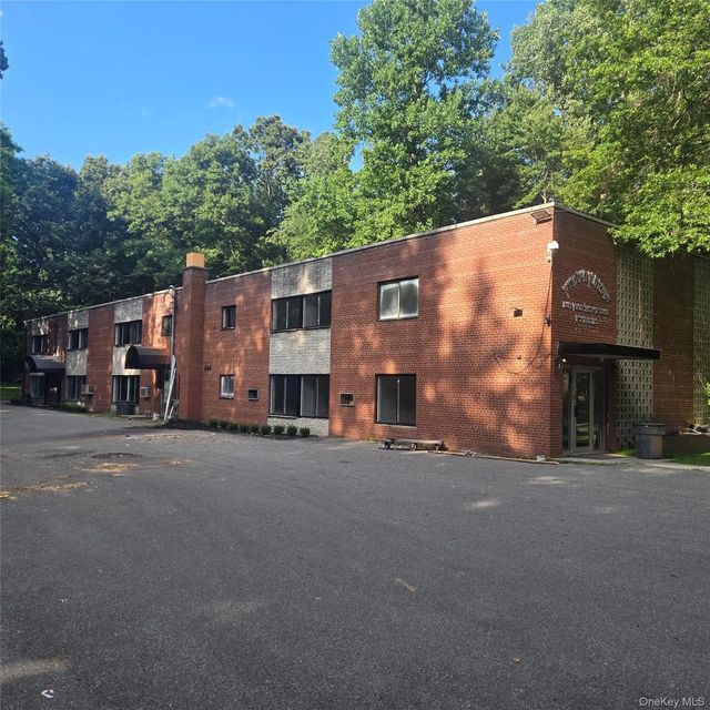 82 Highview Road, Suffern