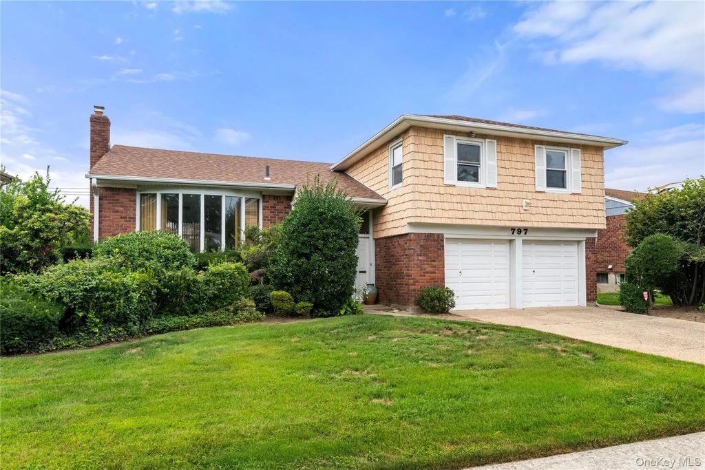 797 Caldwell Avenue, North Woodmere