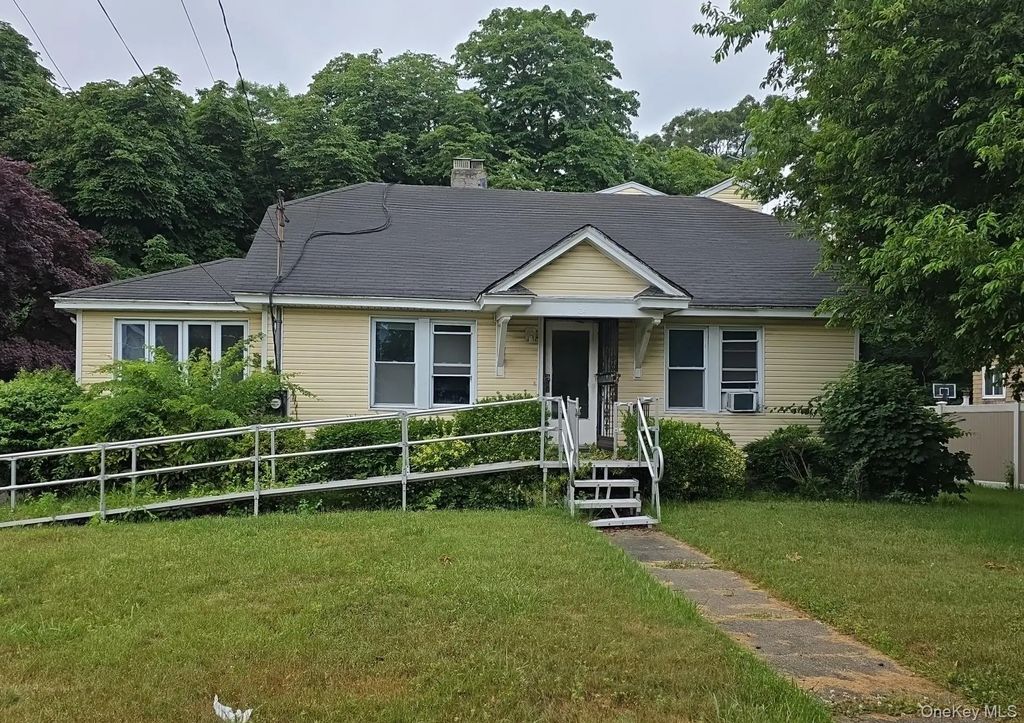 34 N Baldwin Place, Massapequa