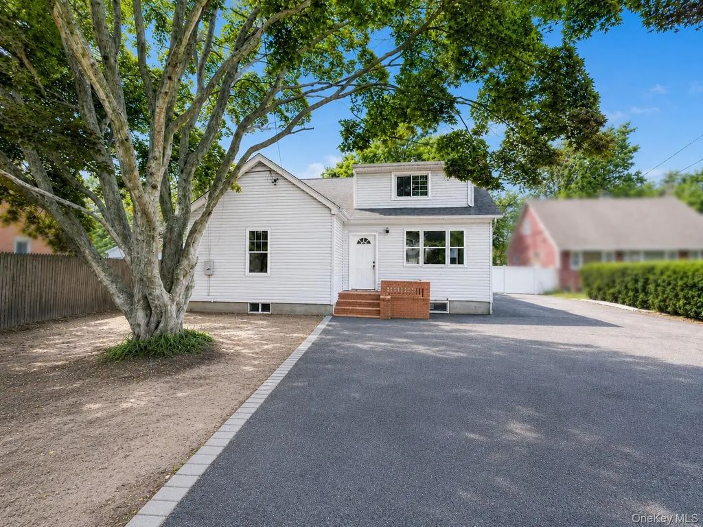 806 Mount Avenue, Wyandanch