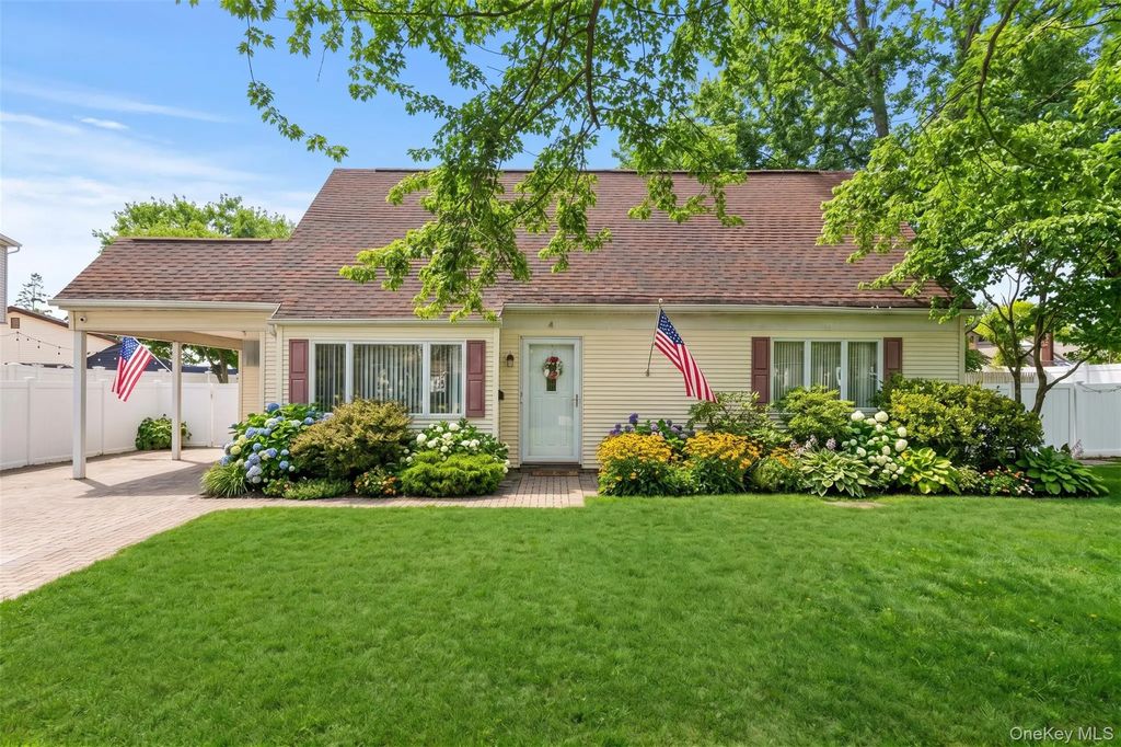 4 Erlwein Court, Massapequa