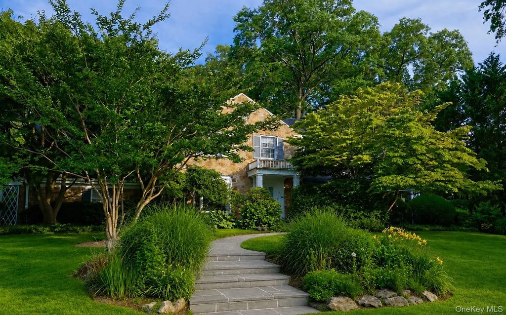 2 W Woods Road, Great Neck
