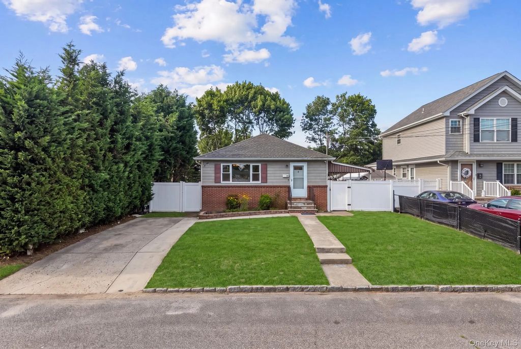 30 44th Street, Lindenhurst