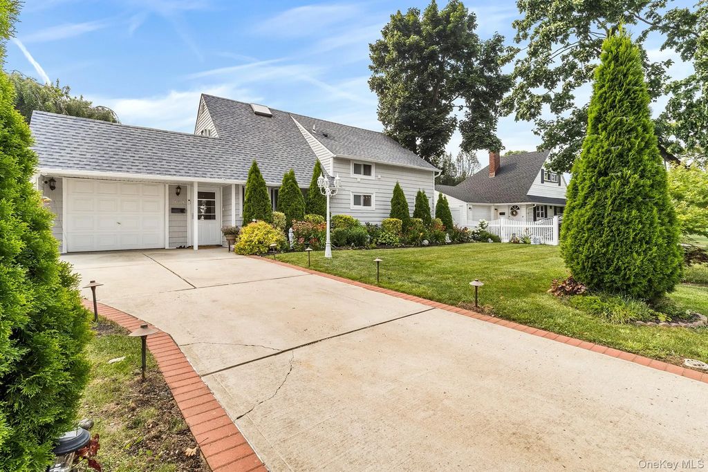 158 Blueberry Lane, Hicksville