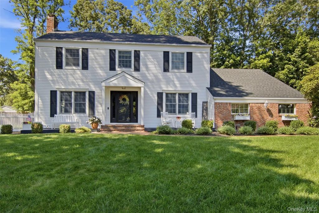 28 Village Woods Road, Port Jefferson