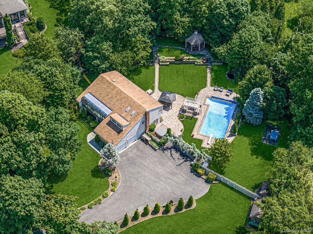 174 Dix Hills Road, Dix Hills