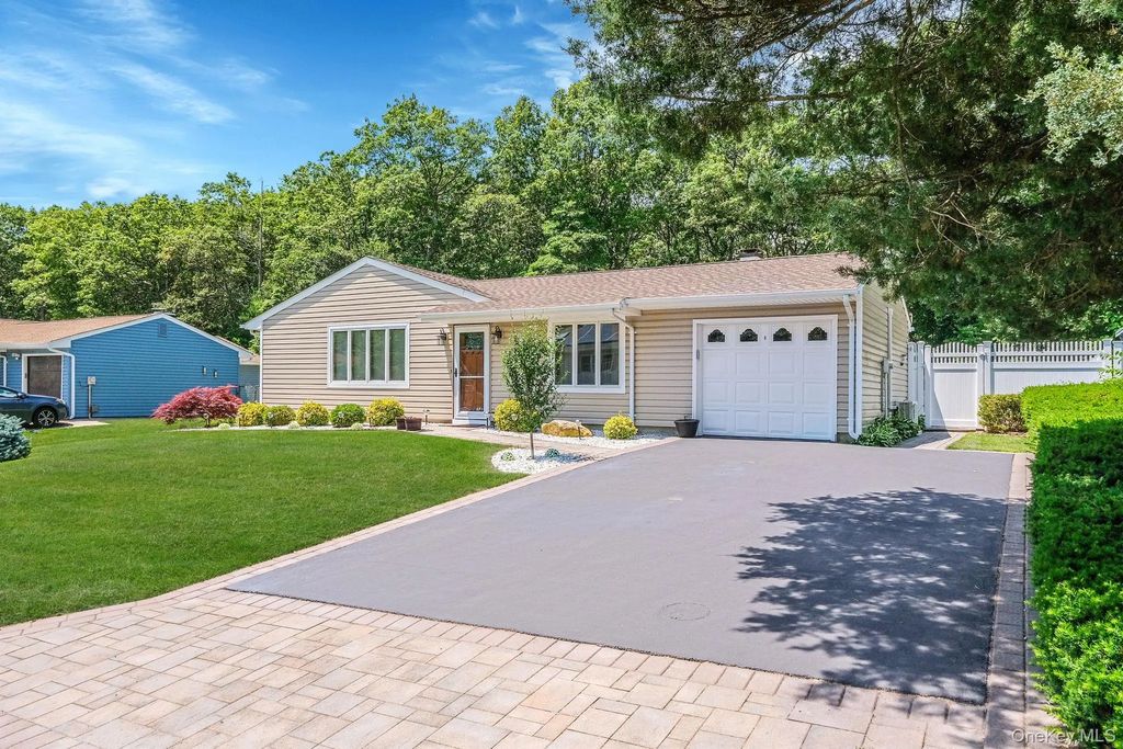 150 Rosemont Avenue, Farmingville