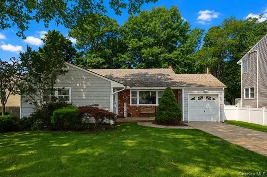 113 Iceland Drive, South Huntington