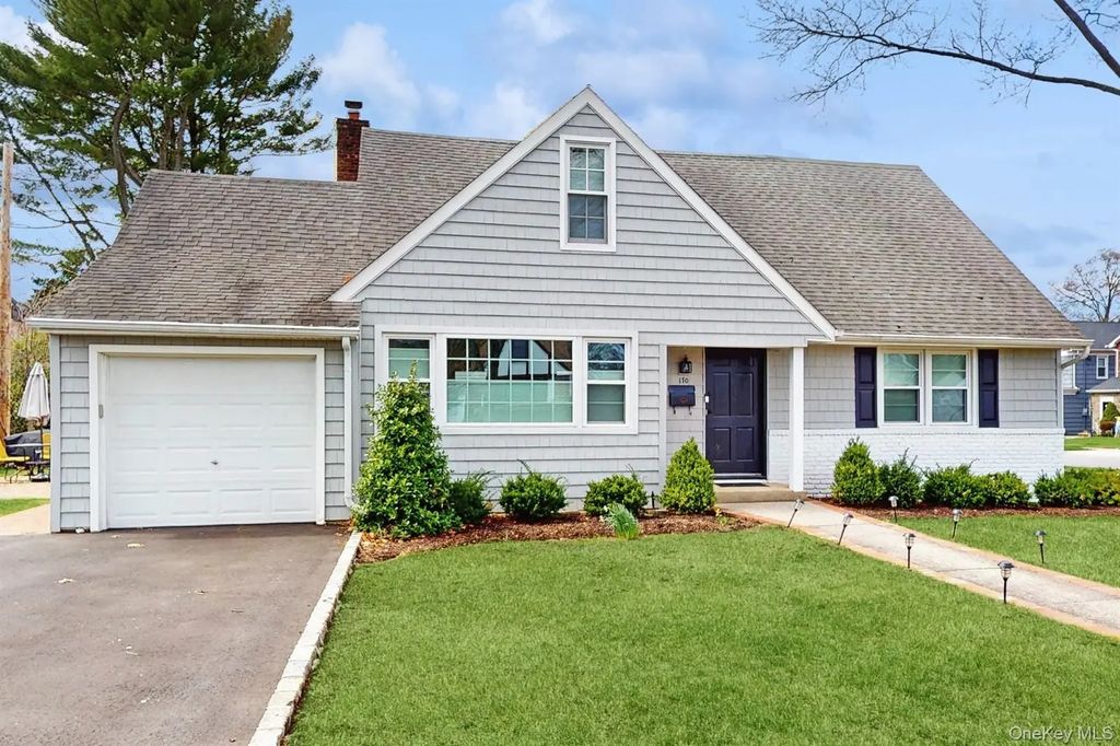 170 Wetherill Road, Garden City