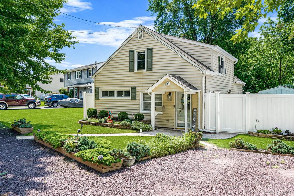 6 Gerek Avenue, West Islip