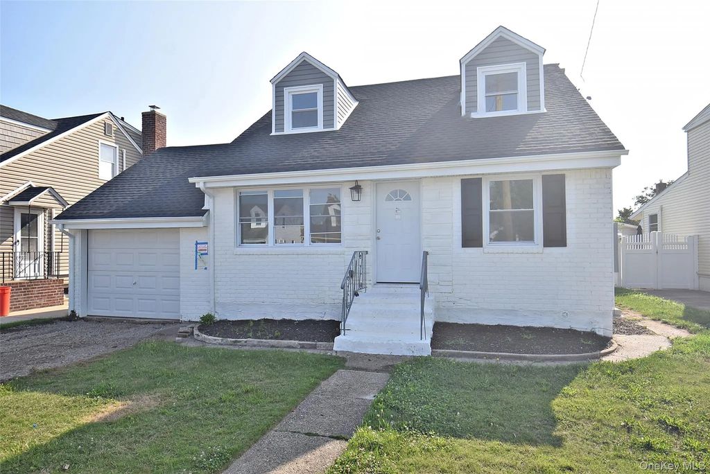 240 Columbus Parkway, Mineola