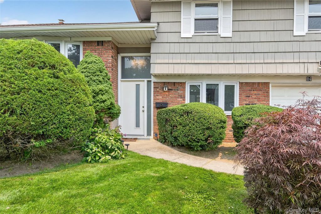 14 Holiday Park Drive, Williston Park