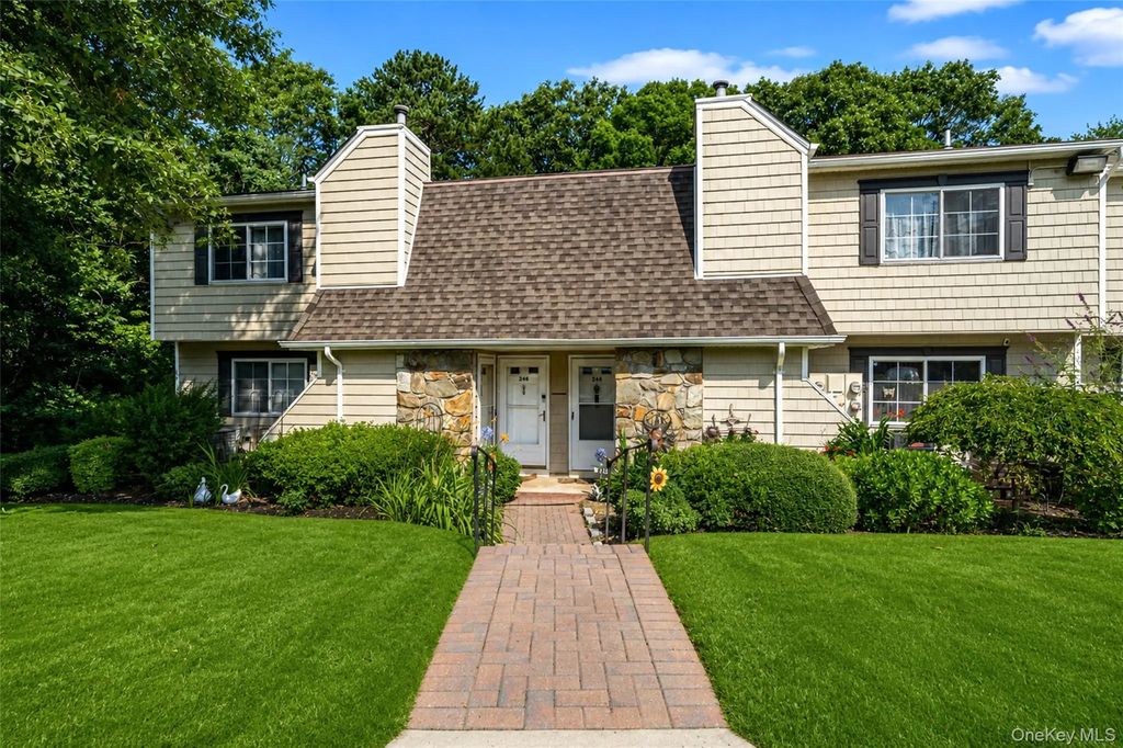244 Lake Pointe Circle # #244, Middle Island