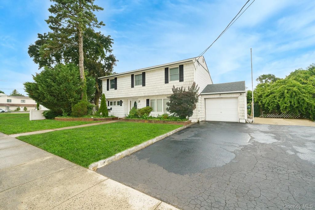 195 N Albany Avenue, Massapequa