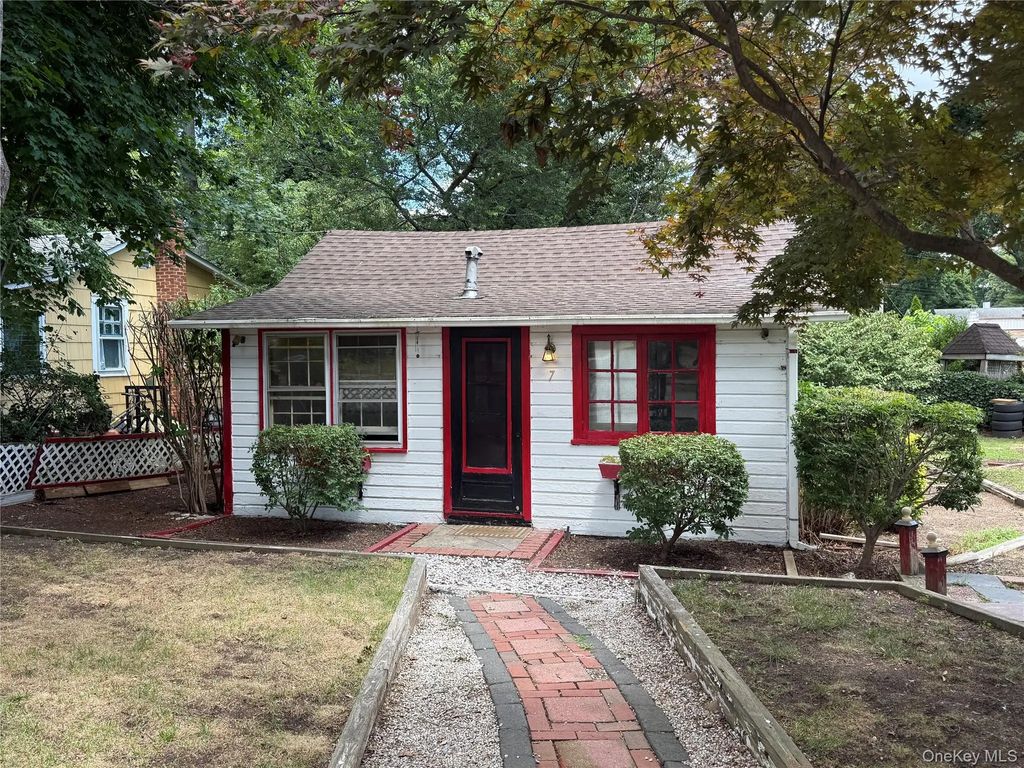 7 Connelly Drive, Lake Grove