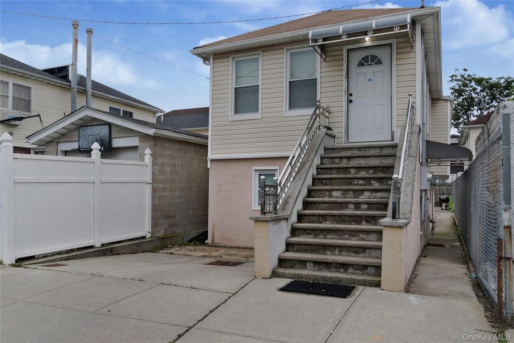 6940 Gouverneur Avenue, Arverne
