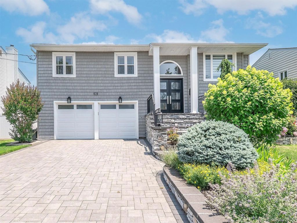 2923 Len Drive, Bellmore