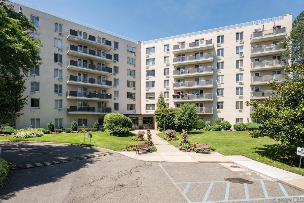 135 Post Avenue # 3r, Westbury