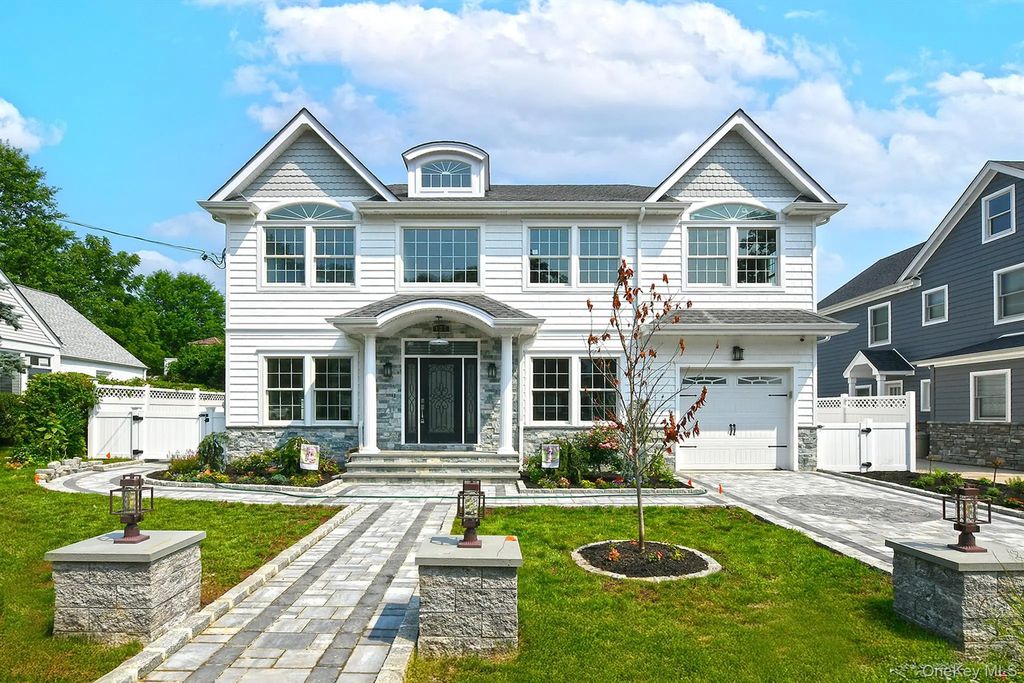 127 Vanderbilt Avenue, Manhasset