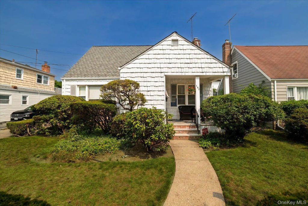 187 Raff Avenue, Floral Park