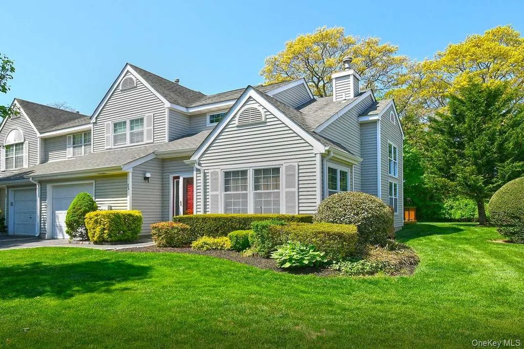26 Mystic Circle # 26, Bay Shore