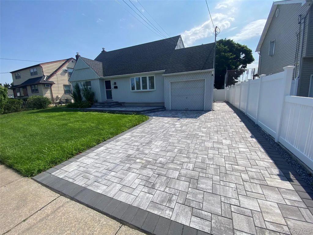 661 Tabor Place, East Meadow