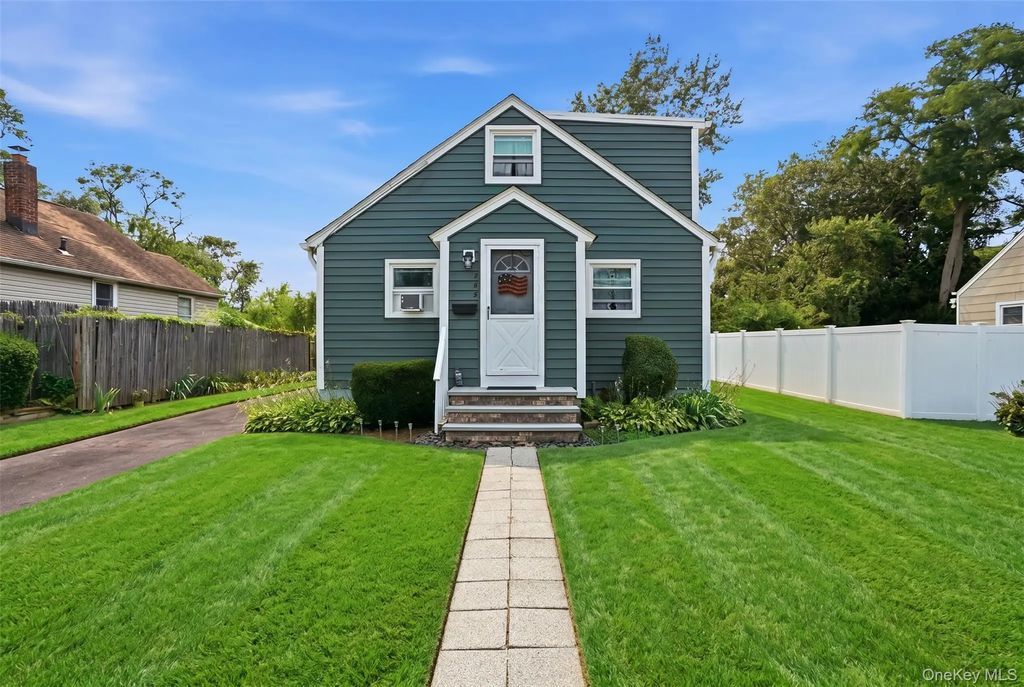 235 N 7th Street, Lindenhurst