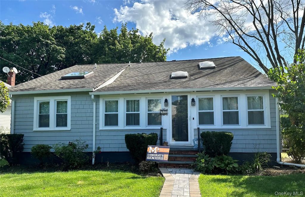 92 Clapham Avenue, Manhasset