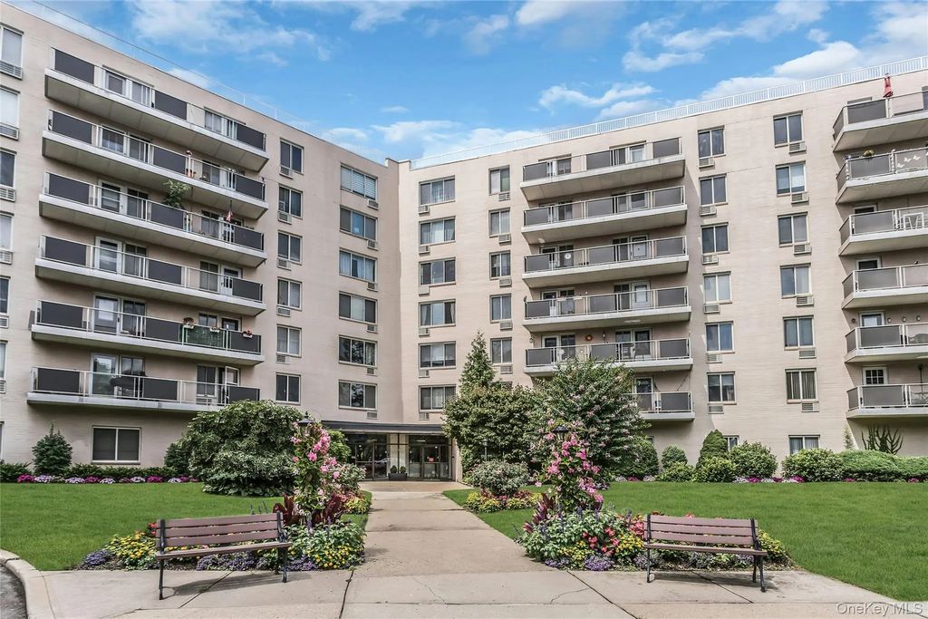 135 Post Avenue # 6b, Westbury