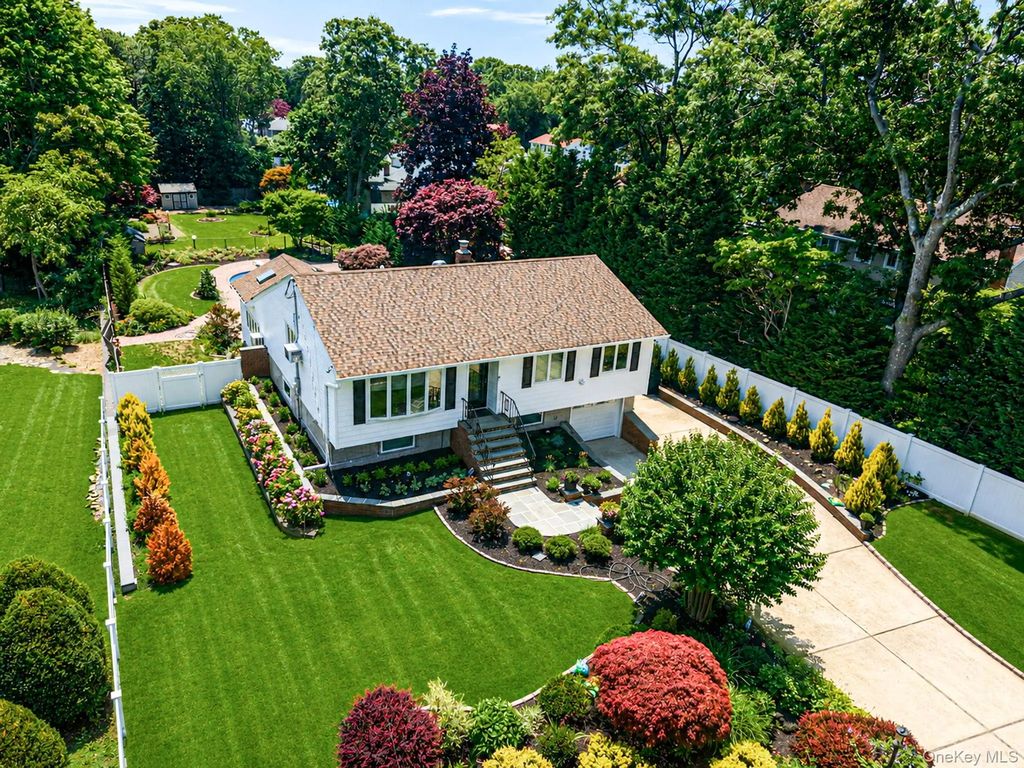 22 Milburn Road, South Setauket