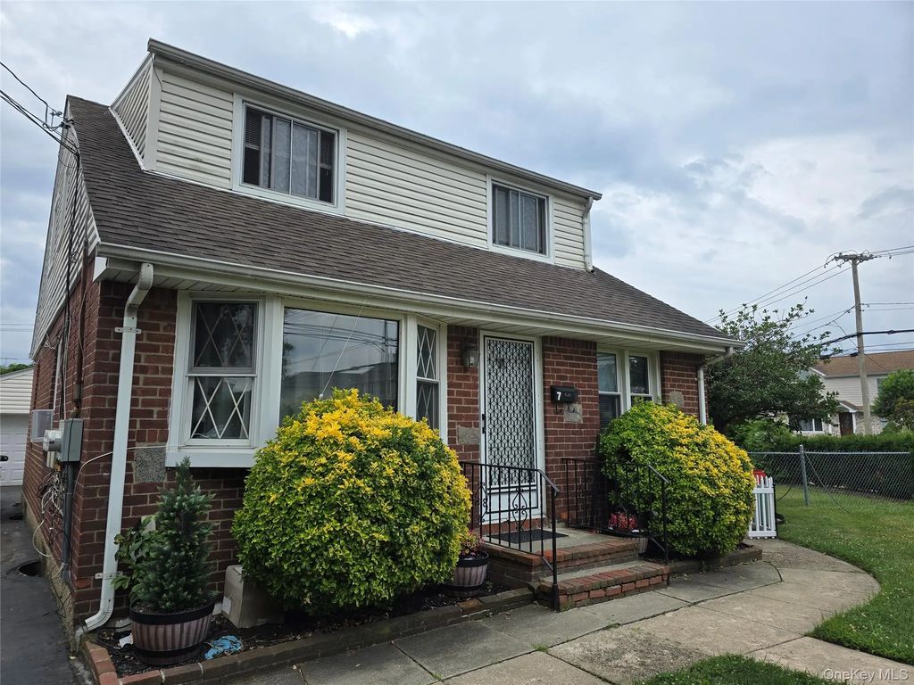 7 E Jefferson Avenue 2, Mineola