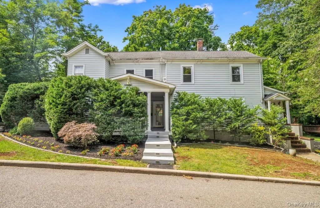 4 Potters Court, Great Neck