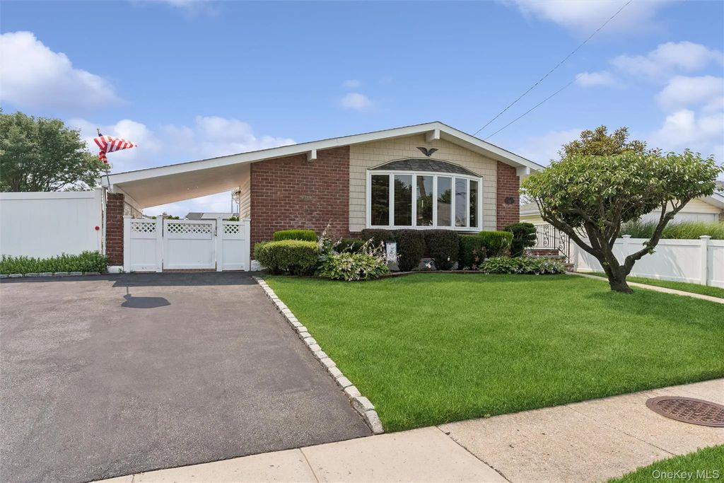 114 Miller Road, Hicksville