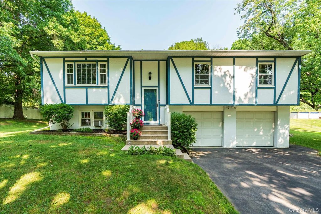 24 S Gate Drive, Poughkeepsie
