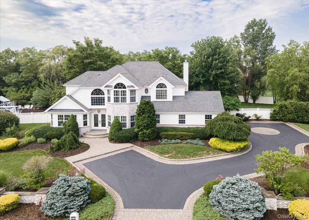 6 Arborvitae Lane, Miller Place
