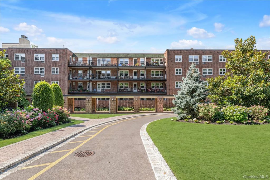 32 Pearsall Avenue # 3f, Glen Cove
