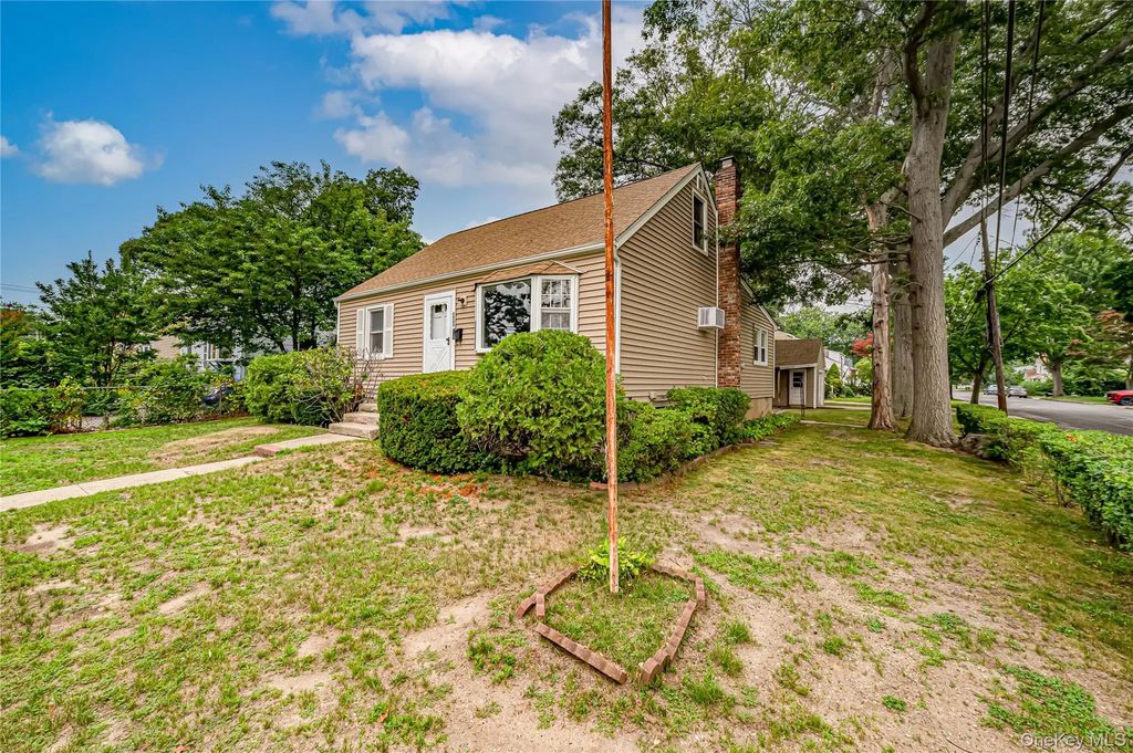 380 W Gates Avenue, Lindenhurst