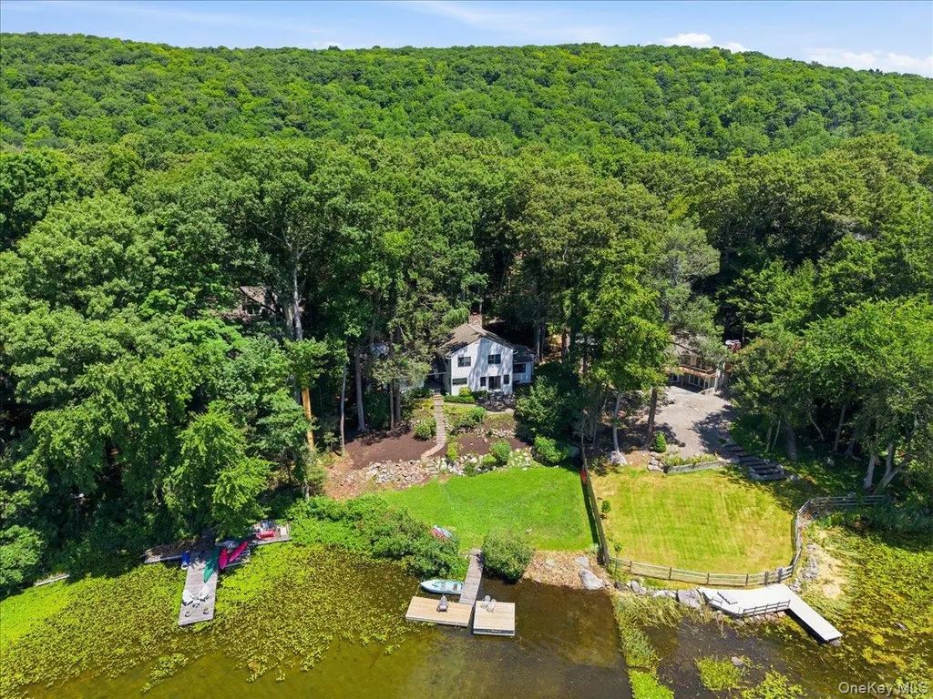 56 Twin Lakes Road, South Salem
