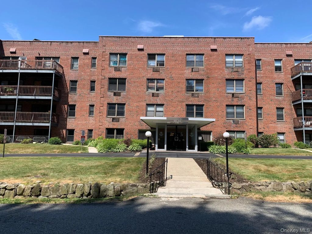 5 Oakdale Manor # L22, Suffern
