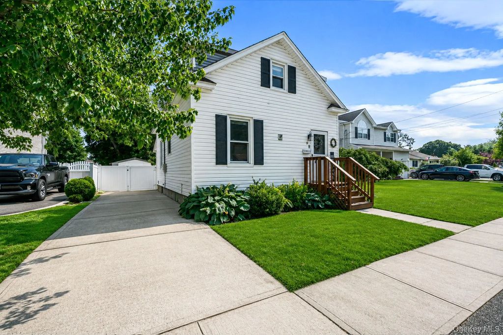 74 Fairview Avenue, Islip Terrace