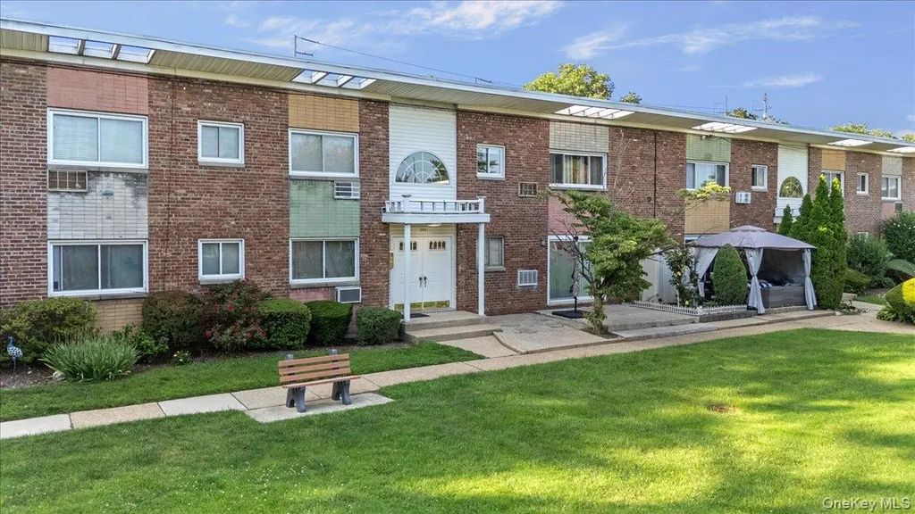 267 N Newbridge Road # 2d, Levittown