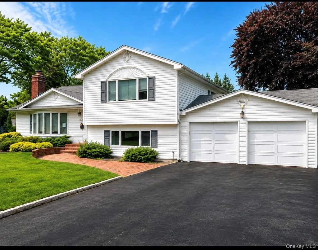 201 Wampum Lane, West Islip