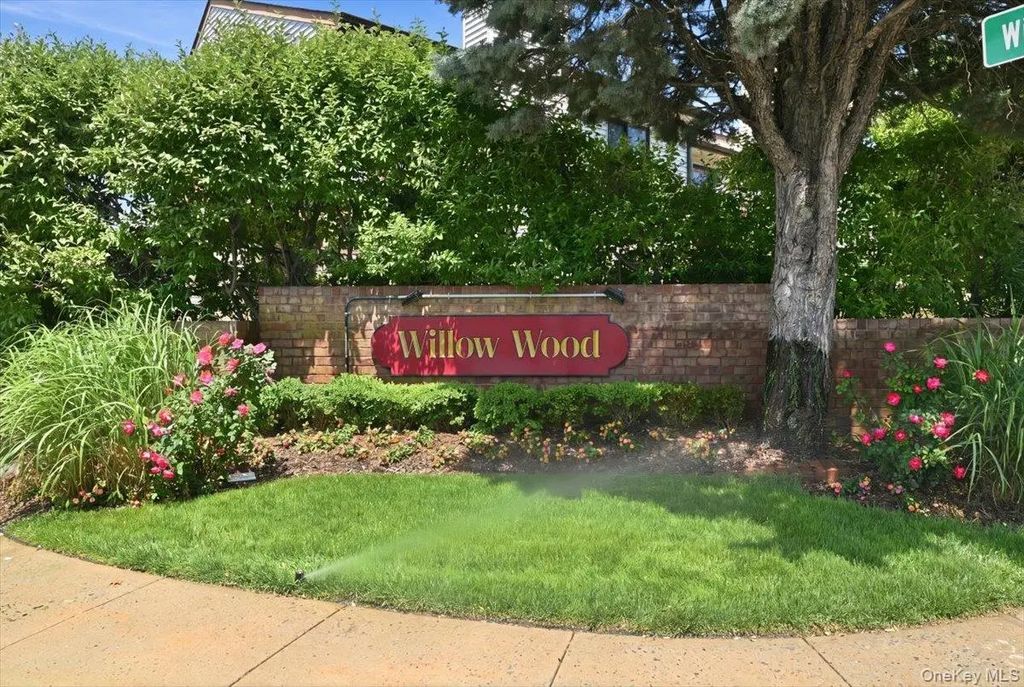 16 Balsam Court, Wantagh