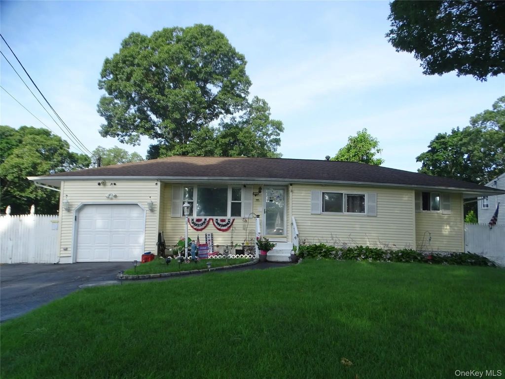 22 Newtown Avenue, Selden