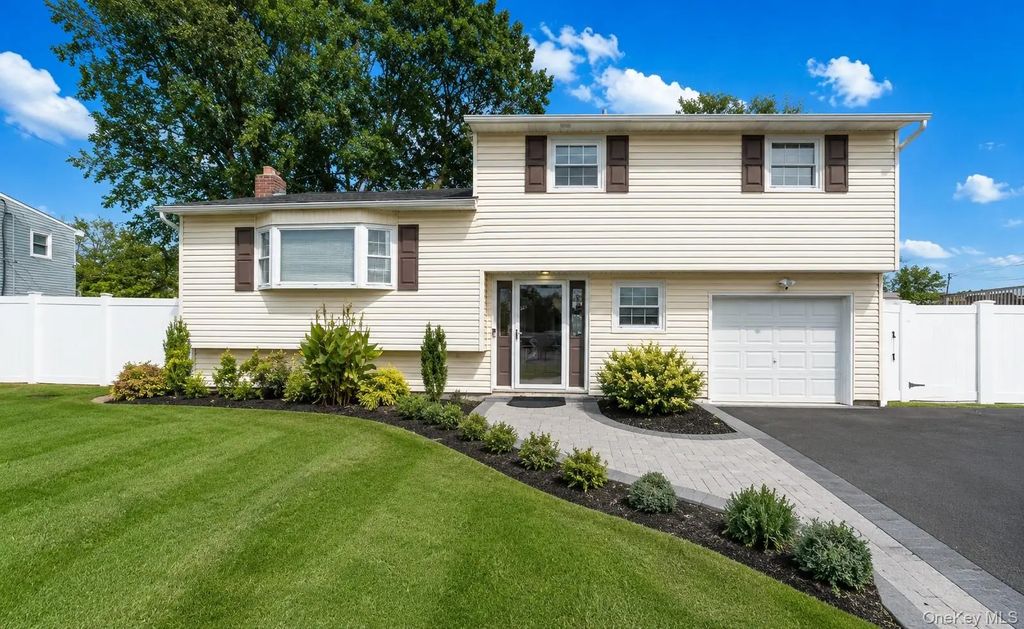 37 Holiday Park Drive, Centereach